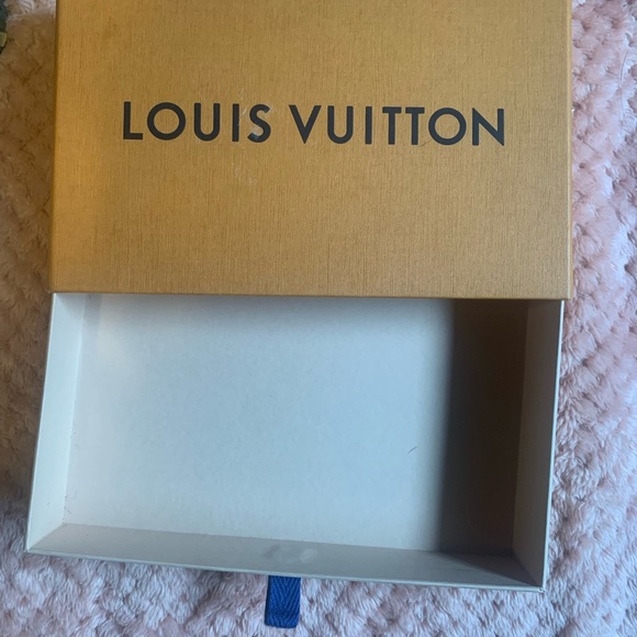 Medium Louis Vuitton box - Picture 2 of 2